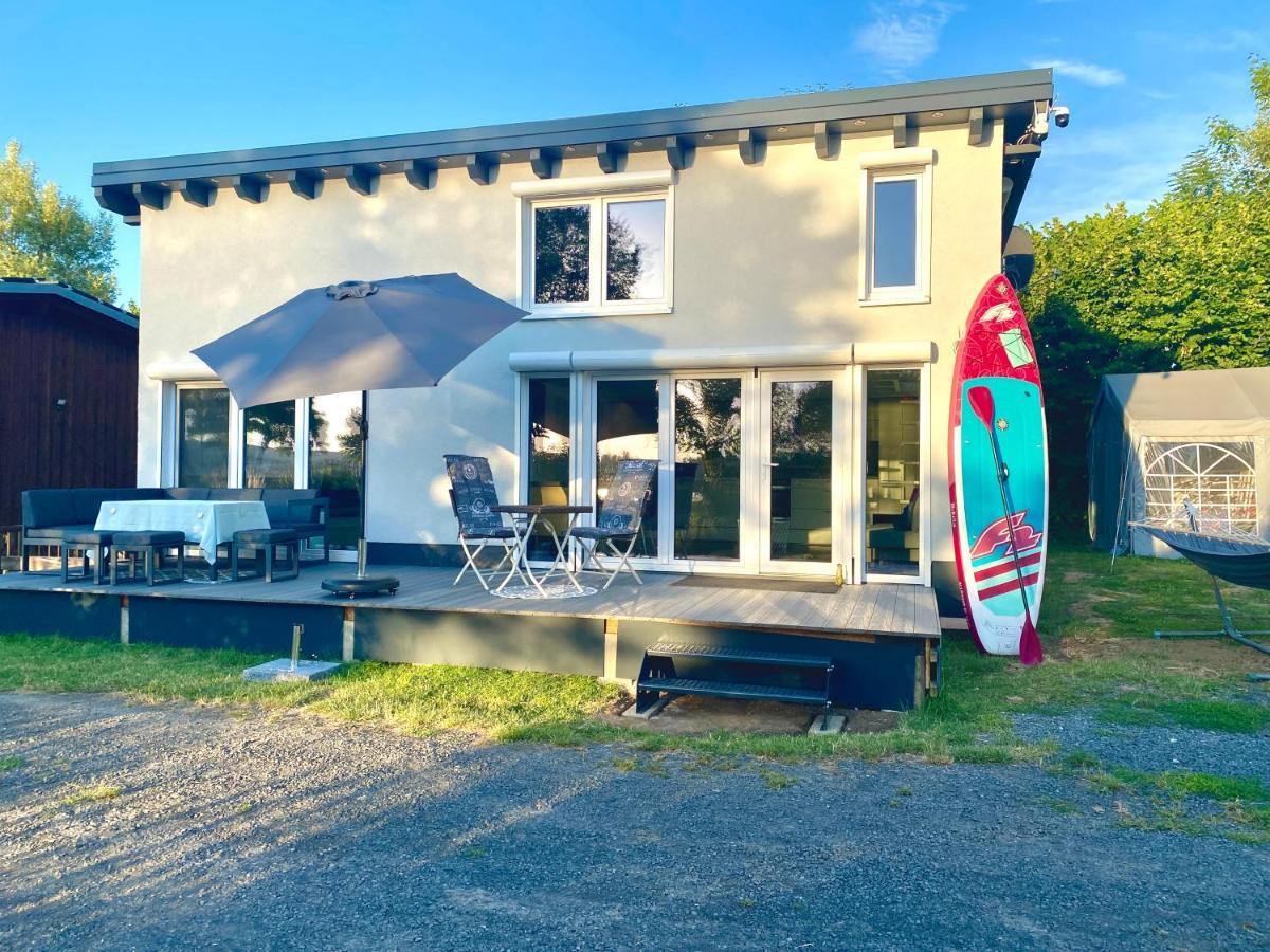 House Of Happiness Mit Seeblick Hungen Bagian luar foto