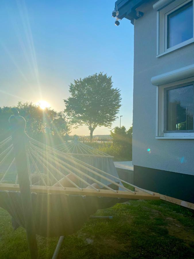 House Of Happiness Mit Seeblick Hungen Bagian luar foto