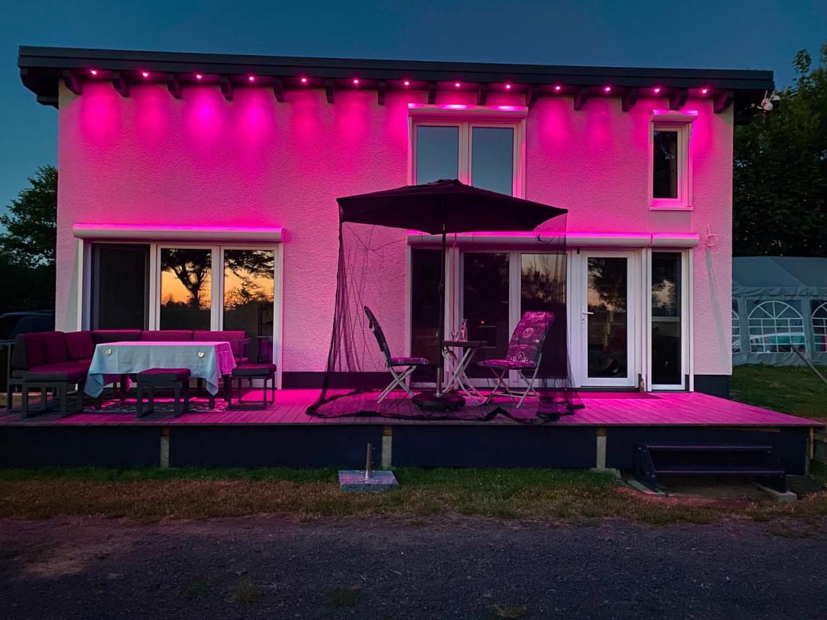 House Of Happiness Mit Seeblick Hungen Bagian luar foto